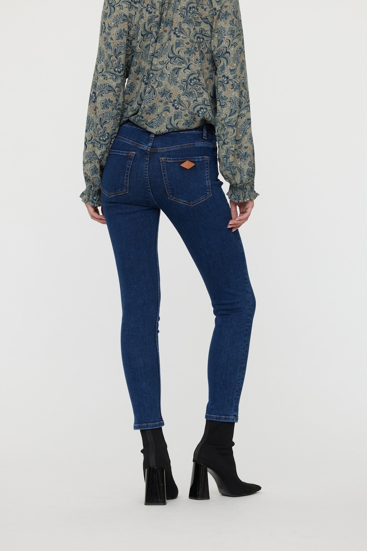Jean LC135 Stone